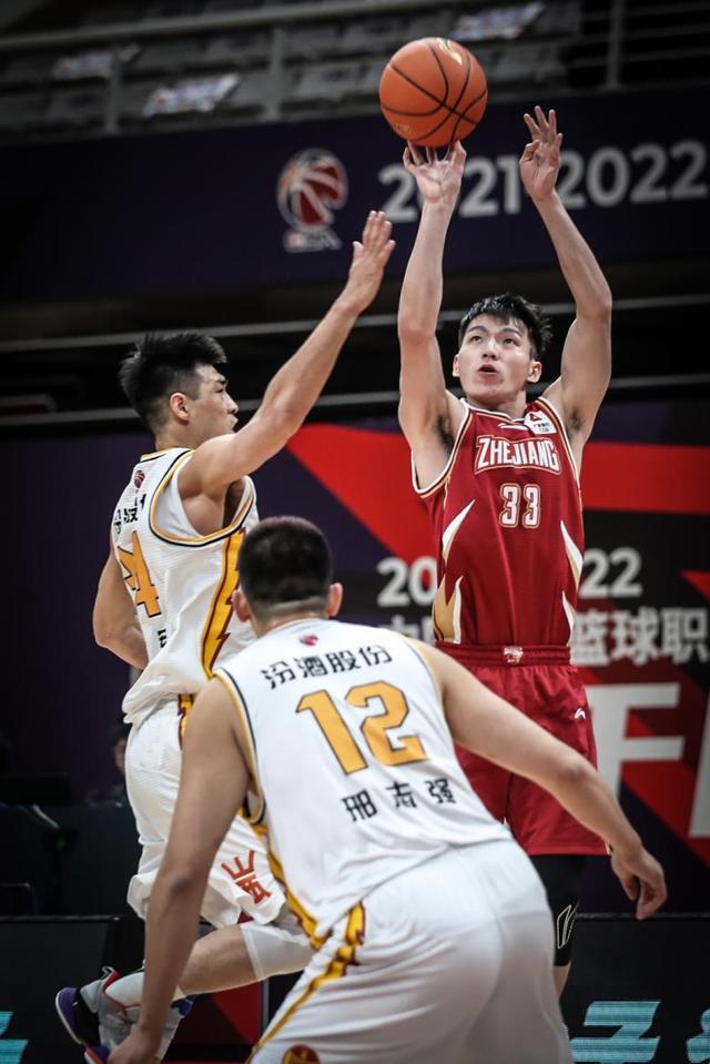 包含浙江稠州转会期内部沟通赛前防线松动引欢呼，现场解说直呼：新疆广汇围绕CBA常规赛更衣室发声的词条