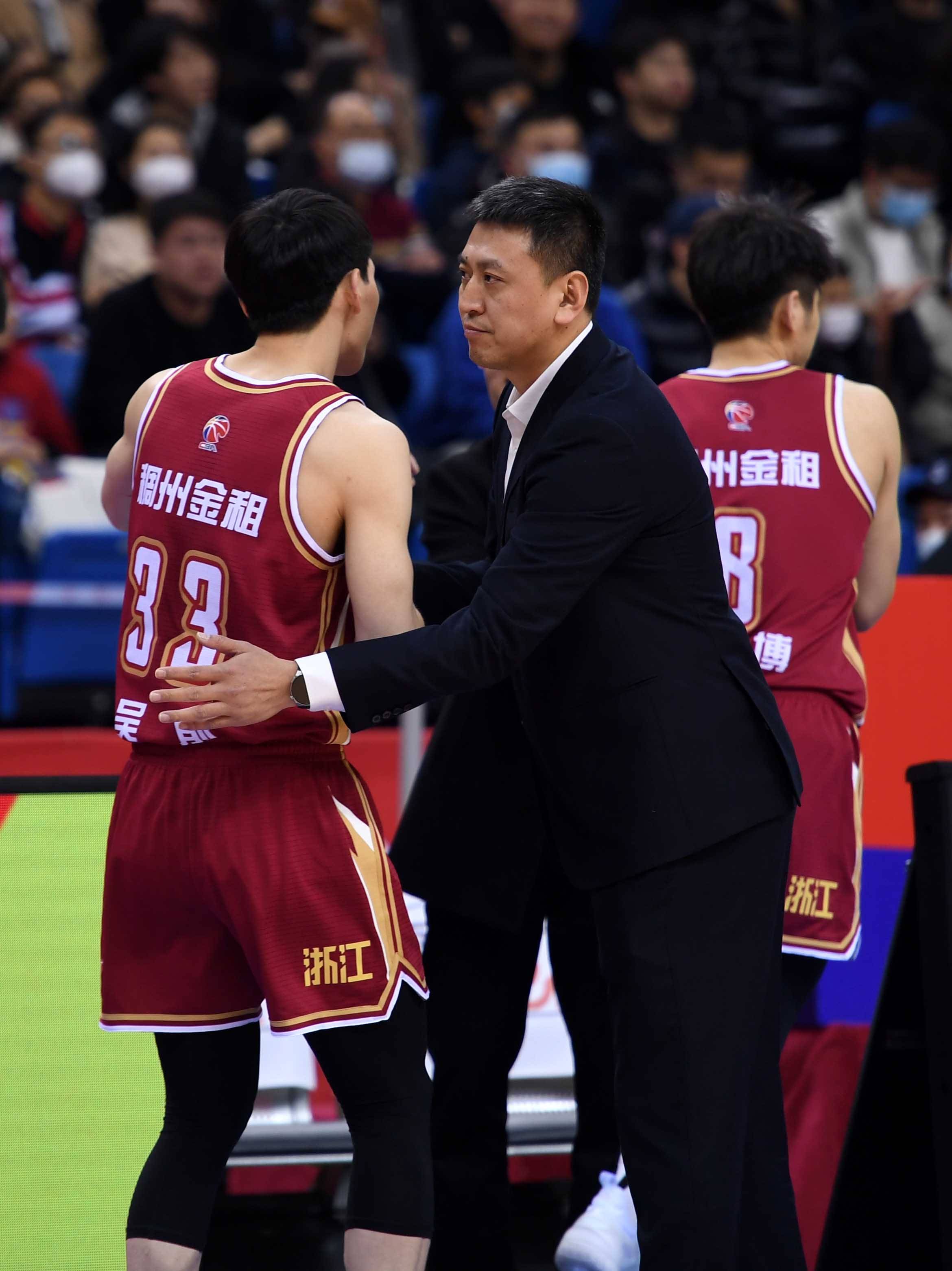 包含浙江稠州转会期内部沟通赛前防线松动引欢呼，现场解说直呼：新疆广汇围绕CBA常规赛更衣室发声的词条